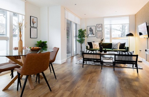 Haggerston Apartment | The Hoxton Docks - Modern & Bright 1BDR Flat With Study Room & Balcony