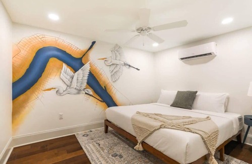 Central Business District Bed & Breakfast | The Hudson: Cool Art Filled Suite near FQ with Pkg