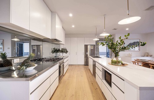 Mount Martha House | The Hull | Luxury Pool, Sauna, Spa, Tennis Court