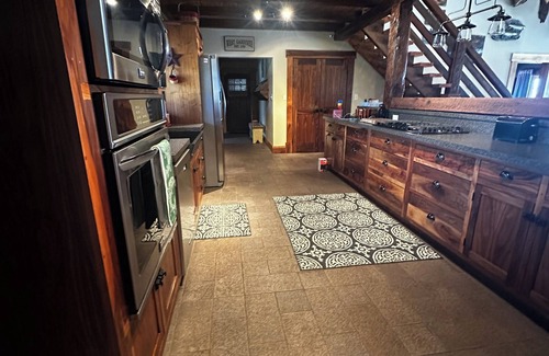 West Gardiner House | The Hunter's Lodge- Beautiful Country Setting