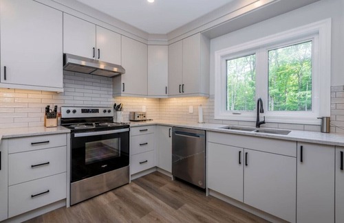 Georgian Bay Apartment | The Huron Woods Retreat with Sauna & Sports Court
