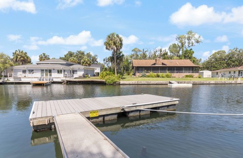 Crystal River House | The Hydeaway! Waterfront, Docks, Ice Machine, Kayaks, by King Springs