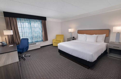 Doral Hotel | The Ideal Escape for Business or Pleasure: Pool, Near Attractions, Parking