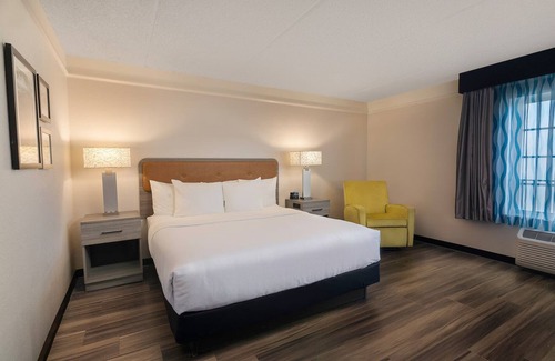 Doral Hotel | The Ideal Escape for Business or Pleasure: Pool, Near Attractions, Parking