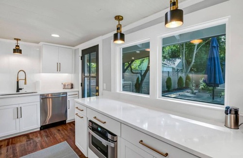 Earlewood House | The Indigo - 2BR w/Hot Tub & Outdoor Space