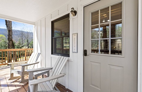 Blairsville Cabin | The Industrial | New woodland cabin in Blairsville with great deck & fireplace