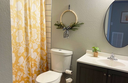 Hamilton Apartment | The Ingrid - Entire 2 Bedroom Apt in Quilt Town, USA