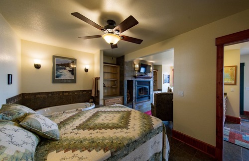Croftville Condo | The Inn at Croftville Road Cottages #7. On the Shore of Lake Superior.