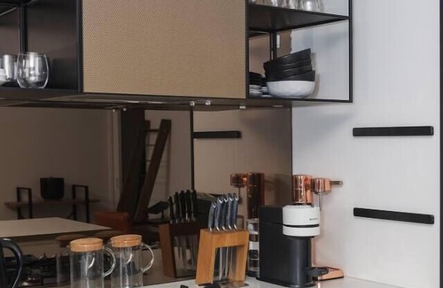 Collingwood Apartment | The Inner Circle Serene Balcony Abode on Cambridge