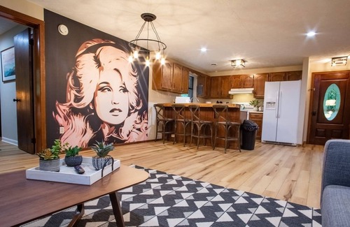 Caton House | THE IRIS @ DOLLYS DRIVE * Wifi Grill Woods Mtns