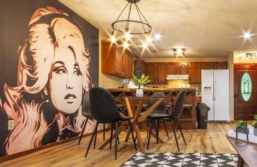 Caton House | THE IRIS @ DOLLYS DRIVE * Wifi Grill Woods Mtns