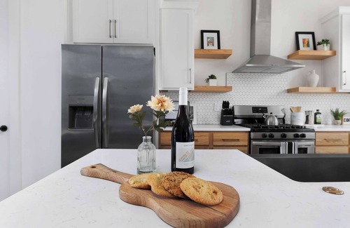 Maxwell House | The Iris - Walk to Dining & Nightlife, Rooftop!