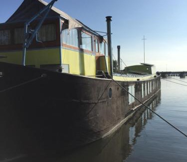 Amsterdam East Boat Rental | The Island Houseboat