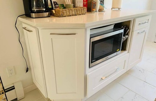 East Shore Cottage | The Island Sound: Ocean View Cottage near Yale, Beach, Downtown, Hikes
