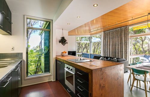Omiha House | THE ISLAND TREE HOUSE : Coast and Country