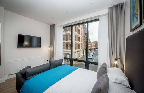 Londonderry Apartment | The James Suites deluxe suite with Kitchen.