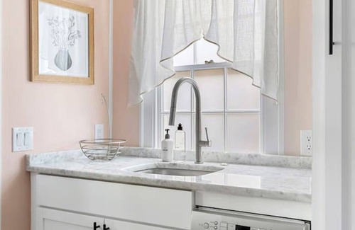 Cannonborough Elliotborough Apartment | The Jasmine Retreat - Newly Renovated - Downtown!