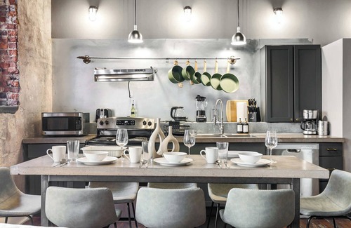 Central City Apartment | The Jazz Flat| Covered Parking| Sleeps 8| DT