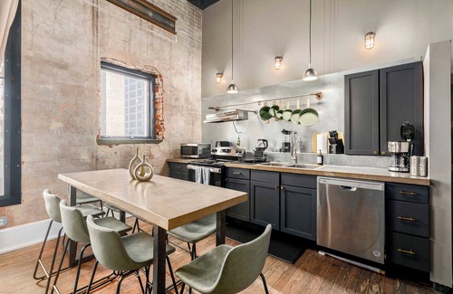 Central City Apartment | The Jazz Flat| Covered Parking| Sleeps 8| DT