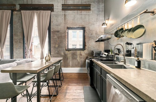 Central City Apartment | The Jazz Flat| Covered Parking| Sleeps 8| DT