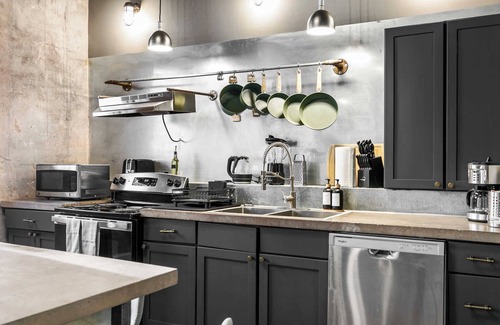 Central City Apartment | The Jazz Flat| Covered Parking| Sleeps 8| DT