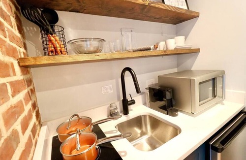 Old Town Alexandria Apartment | The Jefferson Suite at Prince Street Inn