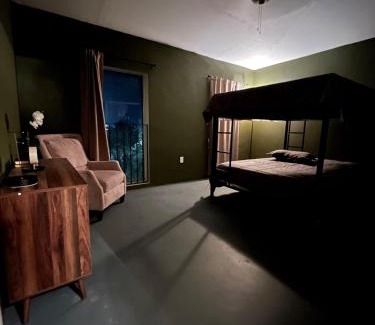 Eagle Pass Apartment | The Jefferson Suite