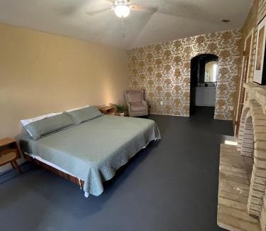 Eagle Pass Apartment | The Jefferson Suite