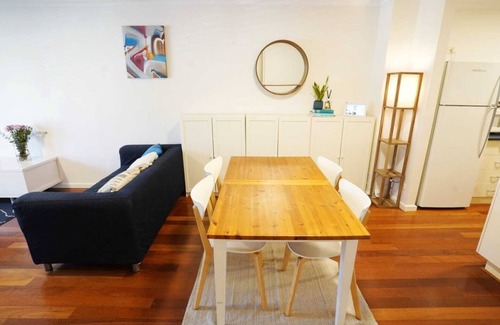 North Adelaide Apartment | The Jerningham Nest (formerly City Edge Apartment - North Adelaide) walk to Oval