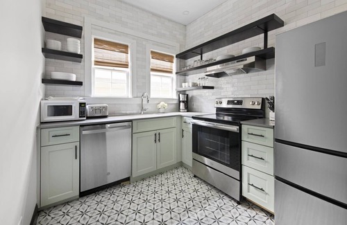 Cannonborough Elliotborough House | The Jessamine | 9BR Historic Downtown Abode