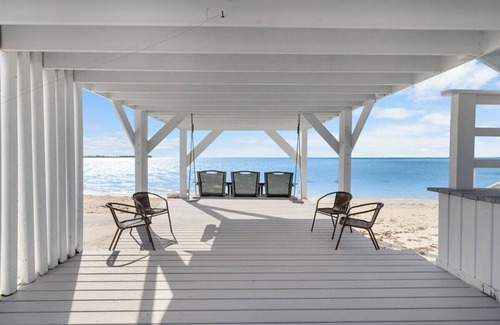 Bahama Palm Shores House | The Jolly Roger: 2-bedroom beachfront home-sleeps 6-Casuarina Point w/pool