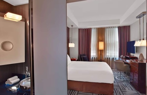 Downtown Dallas Hotel | The Joule Dallas – Deluxe King Room with Sleek, Modern Design
