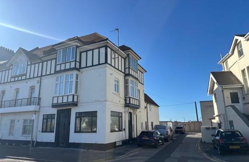Southbourne Apartment | The Jungle Apartment - by Coastline Retreats - Jungle Themed Garden Apartment - Outdoor Bath - Next to Seafront - Childrens Toys - Superfast Wifi - Netflix - Disney