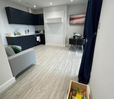 Southbourne Apartment | The Jungle Apartment - by Coastline Retreats - Jungle Themed Garden Apartment - Outdoor Bath - Next to Seafront - Childrens Toys - Superfast Wifi - Netflix - Disney