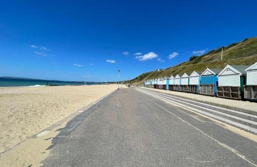 Southbourne Apartment | The Jungle Apartment - by Coastline Retreats - Jungle Themed Garden Apartment - Outdoor Bath - Next to Seafront - Childrens Toys - Superfast Wifi - Netflix - Disney
