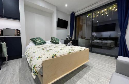 Southbourne Apartment | The Jungle Apartment - by Coastline Retreats - Jungle Themed Garden Apartment - Outdoor Bath - Next to Seafront - Childrens Toys - Superfast Wifi - Netflix - Disney