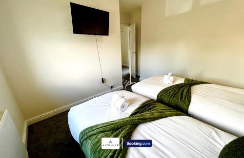 Mangotsfield House | The Jungle by AltoLuxoExperience Short Lets & Serviced Accommodation With Free Parking