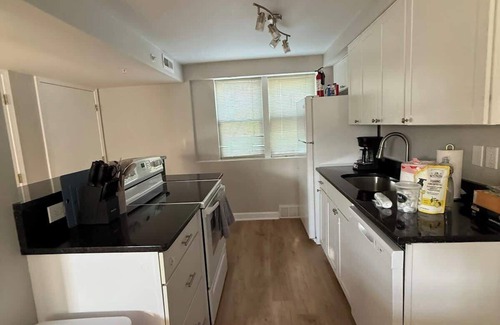 Joslyn Castle Apartment | The Juniper- 5 min to UNMC, Blackstone, Midtown