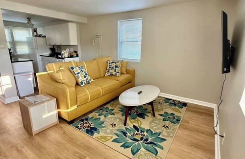 Joslyn Castle Apartment | The Juniper- 5 min to UNMC, Blackstone, Midtown