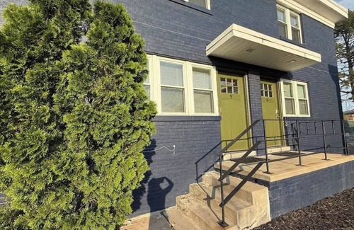 Joslyn Castle Apartment | The Juniper- 5 min to UNMC, Blackstone, Midtown