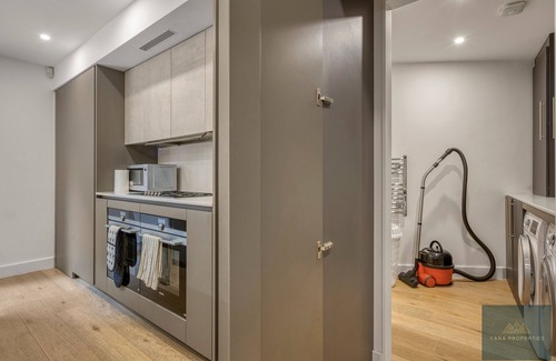 Avonmore and Brook Green House | The Kensington Townhouse|Luxury London Boutique 4BD