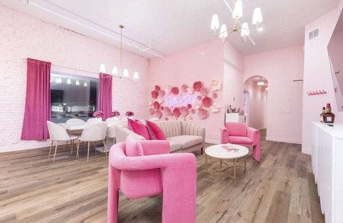 Downtown Louisville Apartment | The Kentucky Rose by Hollyhock Suites