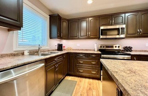 Saskatoon House | *The Kid Rock* Bright, Spacious and Modern Home!