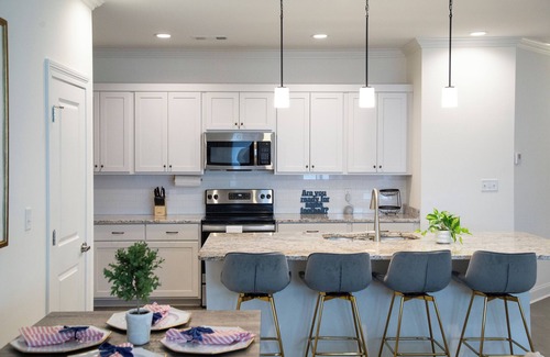 Oxford Condo | The Kiff Inn – Modern 3BR Condo Sleeps 9, Ensuite Bathrooms & Pool