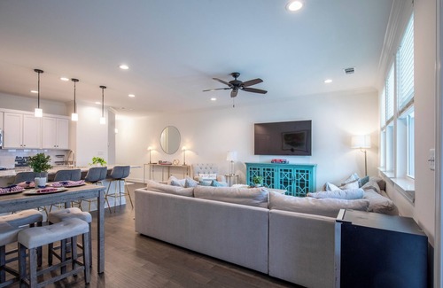 Oxford Condo | The Kiff Inn – Modern 3BR Condo Sleeps 9, Ensuite Bathrooms & Pool