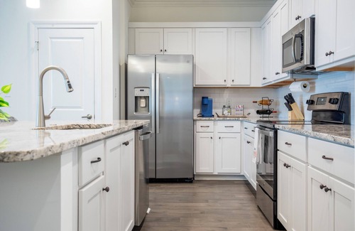 Oxford Condo | The Kiff Inn – Modern 3BR Condo Sleeps 9, Ensuite Bathrooms & Pool