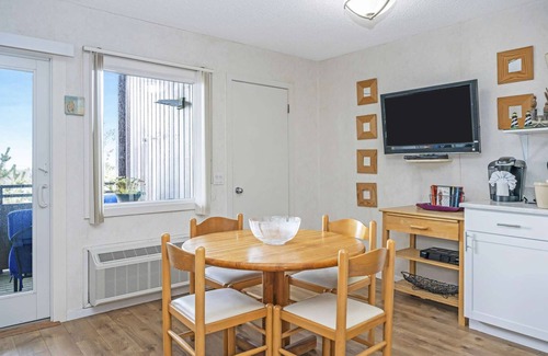 Napeague Apartment | The King 1BR Beachside Home | Tennis+Ocean+WiFiPKG