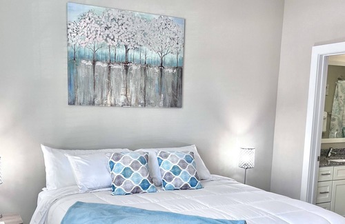 Northeast Raleigh Apartment | The King & Queen Suite
