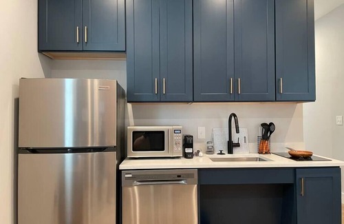 Old Town Alexandria Apartment | The King Suite at Prince Street Inn, ADA Accessible