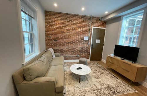 Old Town Alexandria Apartment | The King Suite at Prince Street Inn ADA Accessible